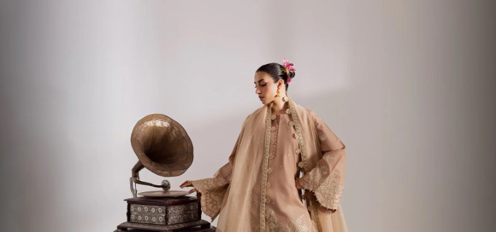 Women's Outfits That Work for Both Casual and Festive Vibes