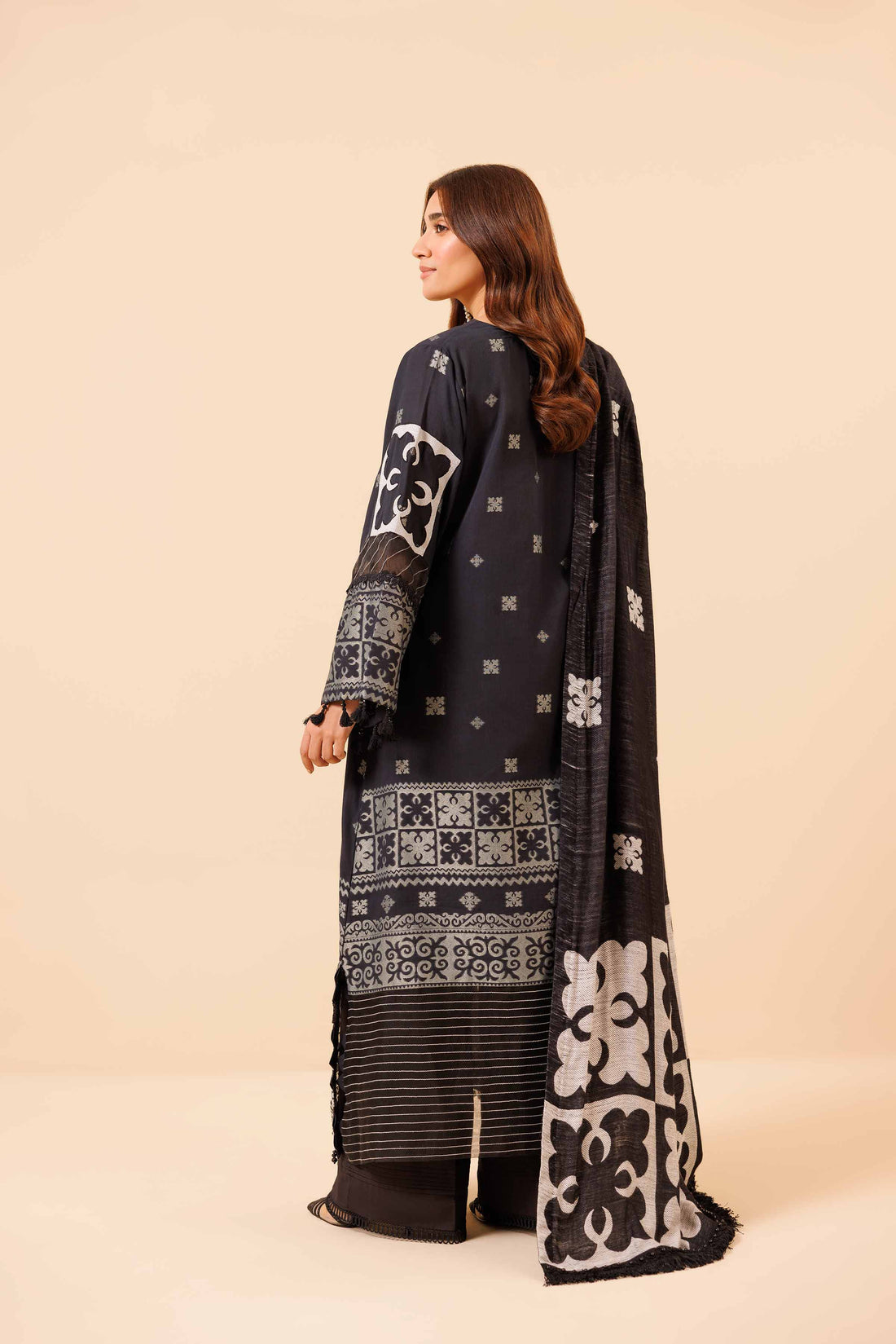 Nishat Linen | Naqsh Winter 2024 | Suit - 42404361