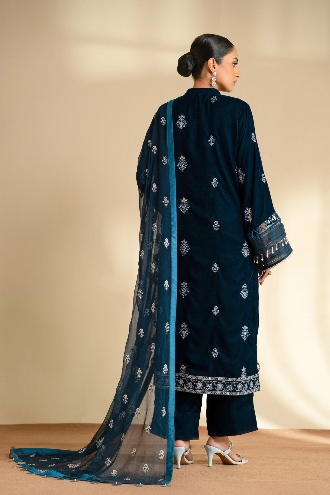 Taana Baana | The Velvet Affair | F0472