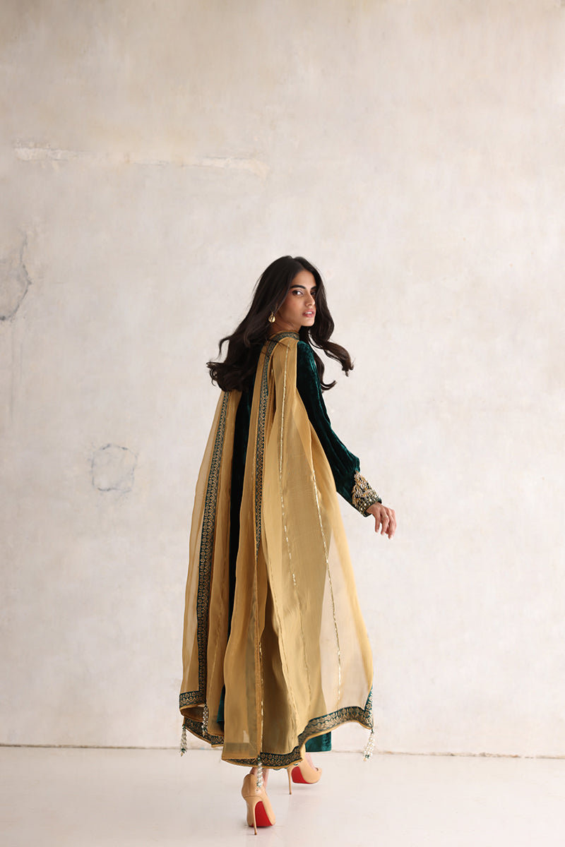 Sana Abbas | Velvet Formals | ESRA