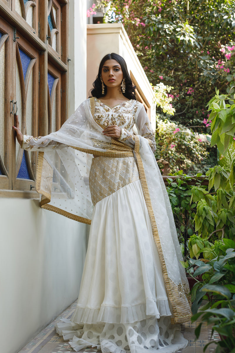 Wahajmkhan | Bahar Begum Formals | WHITE GOLD MERMAID LC - Khanumjan  Pakistani Clothes and Designer Dresses in UK, USA 