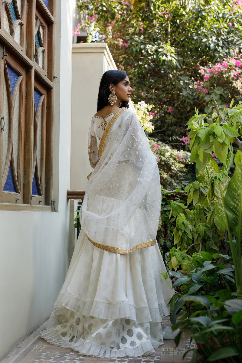 Wahajmkhan | Bahar Begum Formals | WHITE GOLD MERMAID LC - Khanumjan  Pakistani Clothes and Designer Dresses in UK, USA 