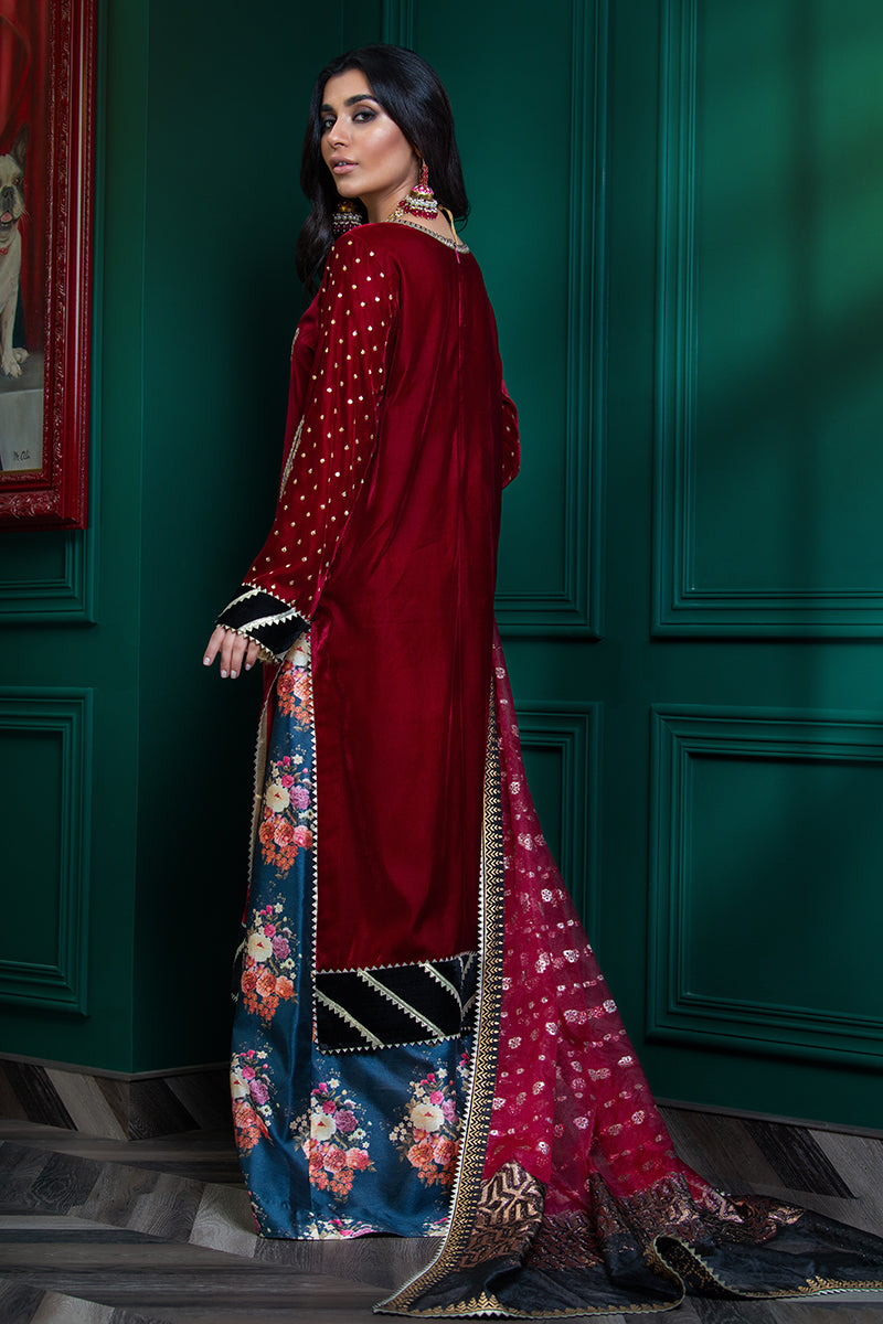 Wardha Saleem | Velvets Winter Fall 24 |  Lal Bagh 2