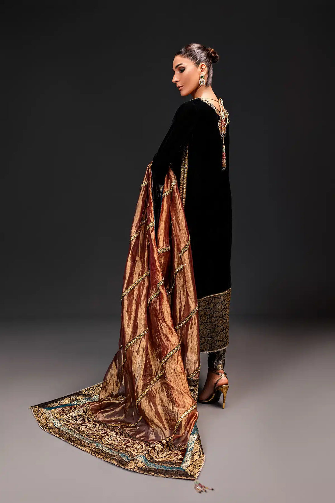 Ammara Khan | Velvet 23/24 | BLACK VELVET CLASSIC (D-07) - Khanumjan  Pakistani Clothes and Designer Dresses in UK, USA 