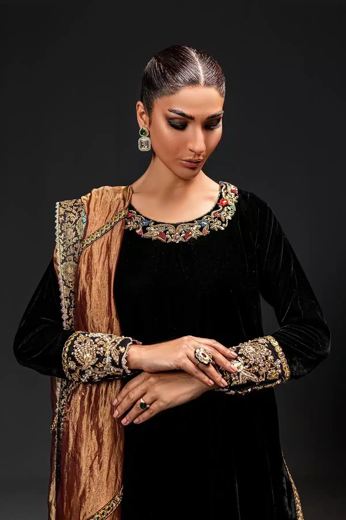 Ammara Khan | Velvet 23/24 | BLACK VELVET CLASSIC (D-07) - Khanumjan  Pakistani Clothes and Designer Dresses in UK, USA 