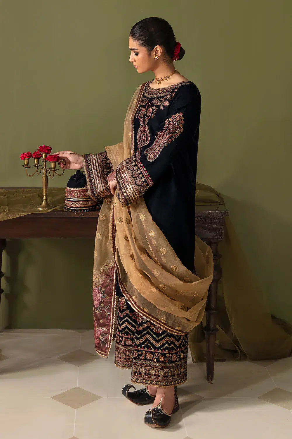 Baroque | Jahanara Luxury Velvet 23 | UF-469 - Khanumjan  Pakistani Clothes and Designer Dresses in UK, USA 